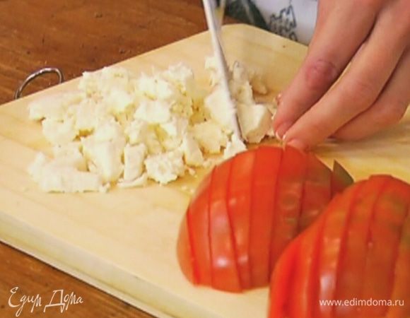 Фету порезать маленькими кусочками.