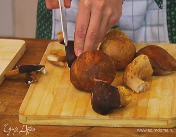 Грибы нарезать пластинками.