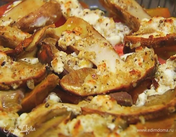 На дно глубокой формы выложить помидоры, 1/3 заправки из феты, затем слой грибов, а сверху оставшуюся заправку. Сбрызнуть оливковым маслом и отправить под гриль на 5–7 минут.