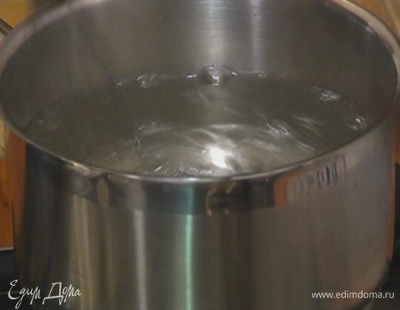 Вскипятить 500 мл воды, влить уксус, убавить огонь до минимума. 