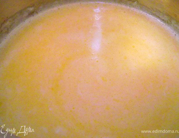 В сотейнике соединить молоко, воду, масло и соль. Довести до кипения и дать маслу полностью раствориться.