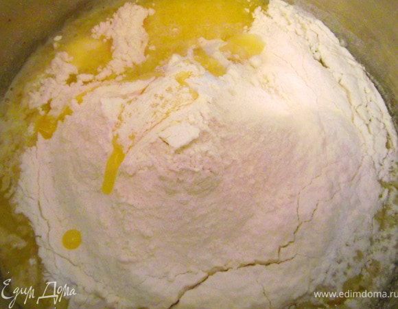 В сотейник всыпать сразу всю муку. Хорошо вымешать до однородной массы.