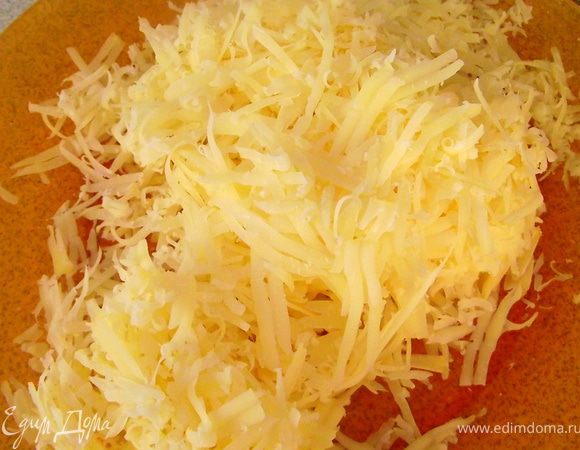 Сыр натереть на средней тёрке.
