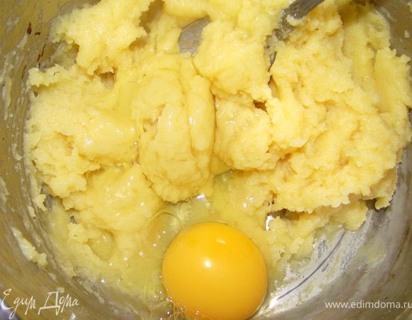 Переложите тесто в миску и начинаем взбивать. Добавляем по одну яйца, хорошо перемешивая. 