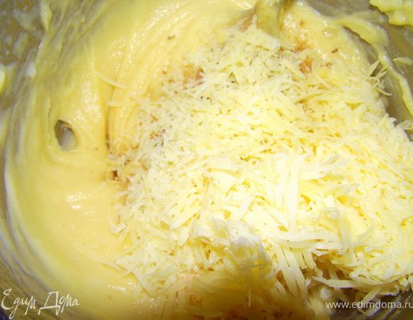 Добавьте натёртый сыр и молотый мускатный орех. Хорошо перемешайте.