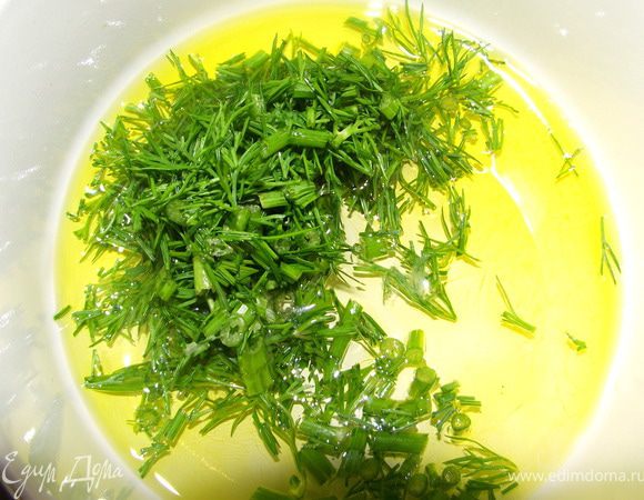 Для соуса: мелко порубить зелень и смешать с маслом.
