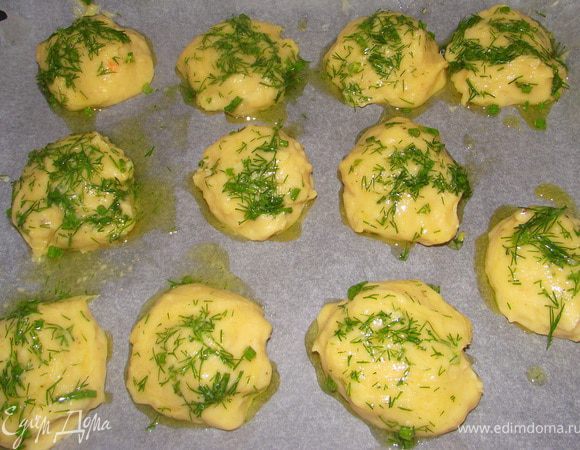 На противень застеленный пергаментом выкладываем шарики, при этом смачивать руки в воде. Смазать наши булочки.