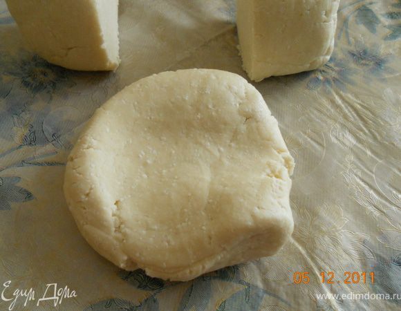тесто:
масло трем на терке, (оно должно быть очень холодным, таким чтобы можно было натереть на терке) и смешиваем с сахаром и ворогом, и всю эту массу взбиваем блендером, до состояния крема, добавляем муку, и замешиваем очень мягкое тесто,тесто похоже на песочное, и отправляем тесто на 1 день в холодильник, у меня было уже готовое тесто,оно у меня полежало в холодильнике 2 дня , подробно про тесто можно прочитать  в рецепте Галиюши вот здесьhttp://www.edimdoma.ru/recipes/32878