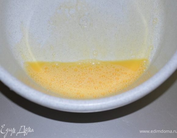 В другой емкости взбить яйцо.