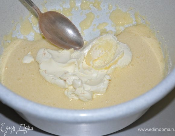 Туда же добавить мягкое масло. Перемешать.