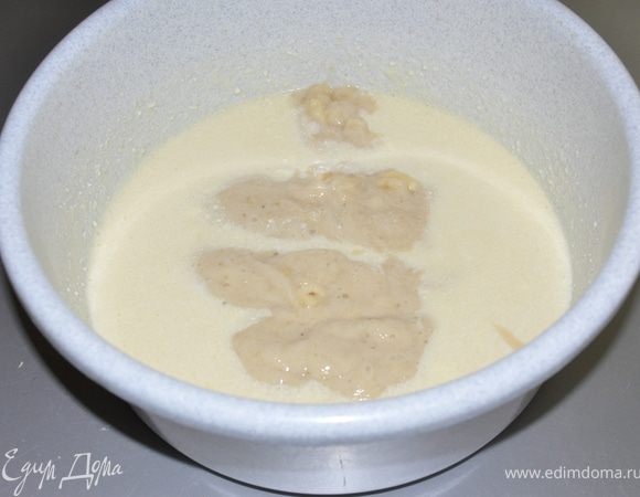 Вводим бананы в яично-кефирную массу. Вымешиваем всё до однородности.