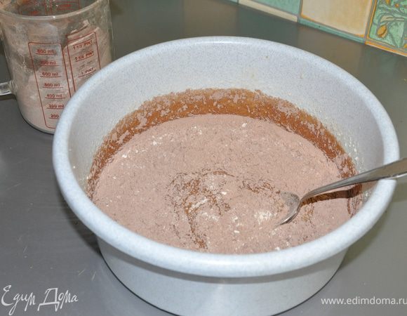 Теперь постепенно вводим  к яично-кефирно-банановой массе муку со специями.