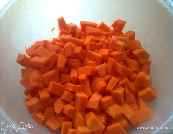 В кострюлю набираем воду и пусть он закипает,а пока чистим тыкву от кожуры и режем на квадратики,рис тоже моем