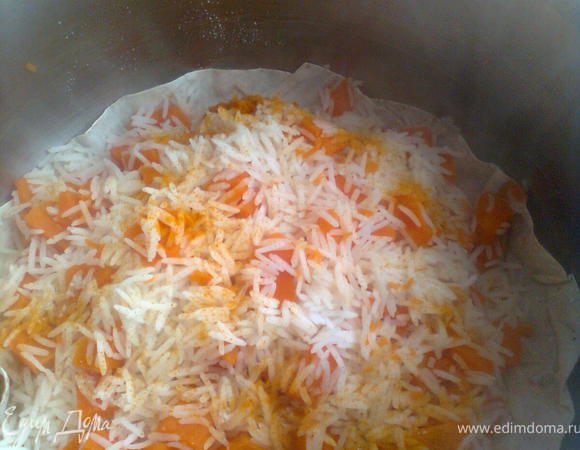 на неё высыпаем рис(осторожно) ,возьмите какую нибудь маленькую миску и равномерно высыпайте,добавляю сарыкёк