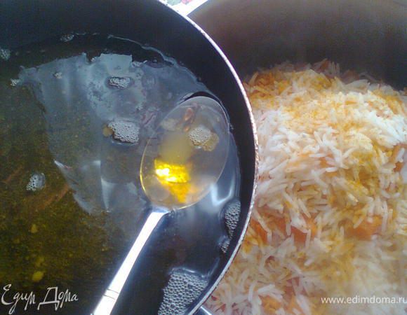 самое главное,минут через 15 облить рис топлённым маслом и больше не открывать,пока в доме не почувствуете запах плова( минимум час)