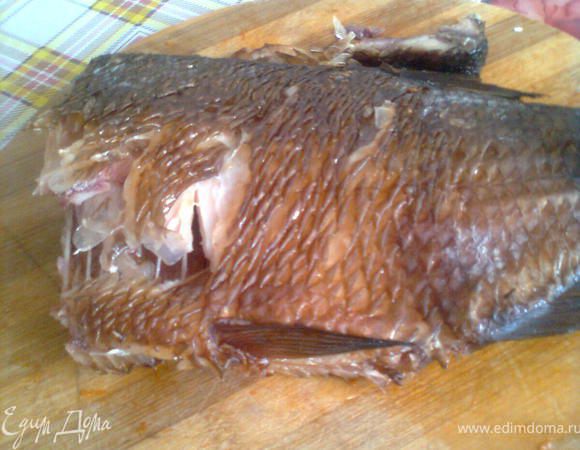 затем отделяем от кожуры,чистим его от рыбей гости,чтобы не попало в горло при еде,так же очищяем гранат( он у меня уже очищеный)