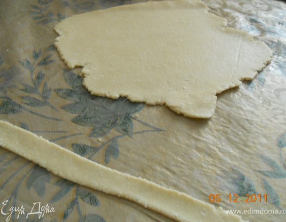 разделим готовое тесто на 3 части и раскатаем в тонкий пласт, отдельно раскатаем полосочку для веревочки чтобы как бы завязать мешочек