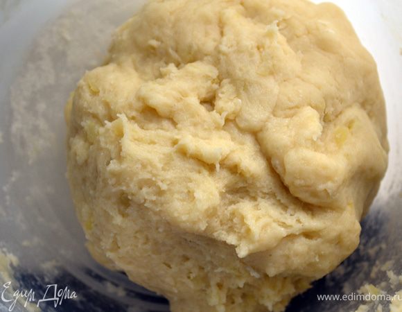 Лук обжариваем на сливочном масле и добавляем в картофельное пюре. Сливочное масло рубим ножом с мукой и смешиваем с картофельным пюре,досаливаем (если надо)и перчим.Формируем комок