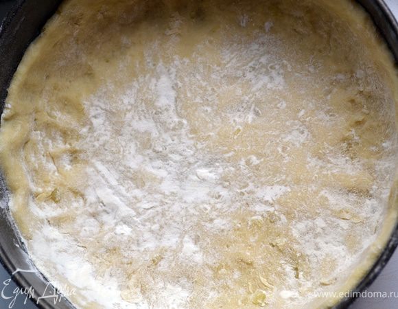 Распределяем тесто по форме