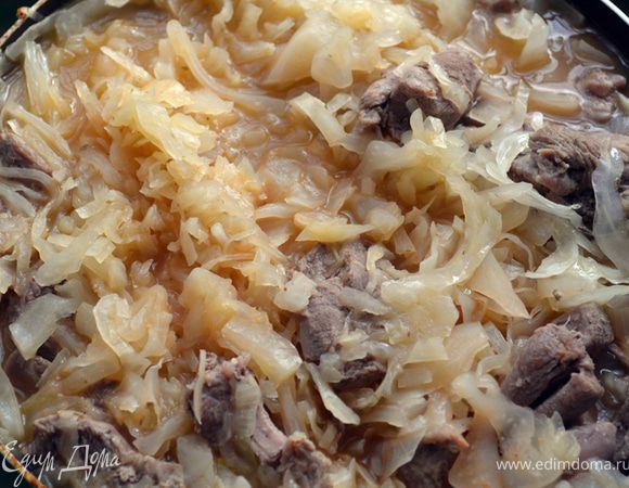 Тушим индейку по вкусу с любимыми специями капустой и луком.