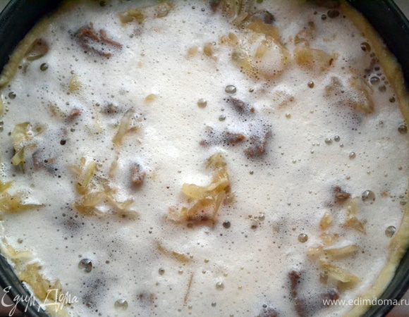 Тесто с начинкой заливаем взбитым яйцом со сливками.