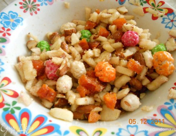 приготовим начинку:
курагу и яблоко порезать нужно очень мелко, добавить измельченный не мелко миндаль, цукаты, и мармеладки, посыпать корицей, все начинка готова