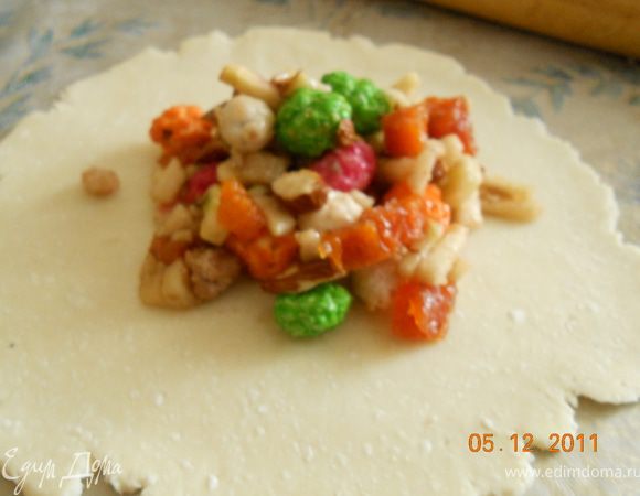 собираем мешочек:
на раскатанный пласт теста выкладываем часть начинки