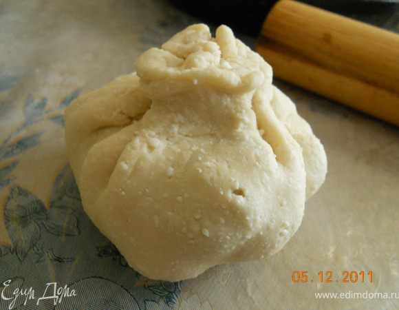 и собираем тесто по краям в виде мешочка, вот так, и в месте зборки помещаем ленточку из теста