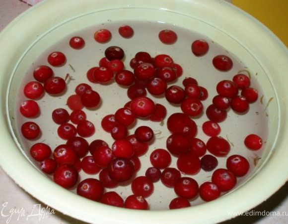 У меня была замороженная клюква. Ее стоит опустить в холодную воду на несколько минут и, - вуаля, - ягода как свежая! 