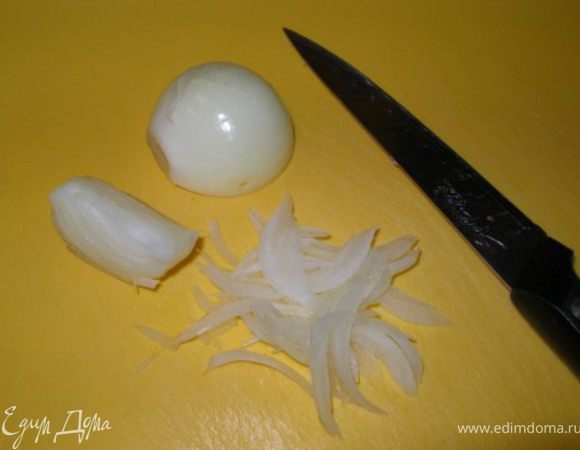 Нарезаем лук тонкими полумесяцами. 