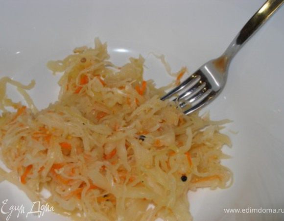 В капусту (у меня с морковью и зернами горчицы) добавляем чуть сахара и хорошо перемешиваем, можно даже "обмять" руками. 