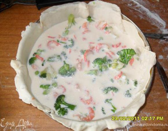 Берем 8 яиц и взбиваем с 200 мл сливок 9-11%, 75 гр сыра натираем на терке и добавляем в яичную смесь. Все перемешиваем, заливаем пирог этой смесью