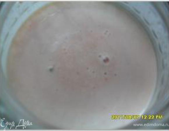 Просеять муку, сделать лунку посередине, положить соль по вкусу.
Взять 700 гр. банку, насыпать сахар, дрожжи, залить 500 мл. воды не совсем горячей или молоком, заранее перемешав дрожжи с сахаром.