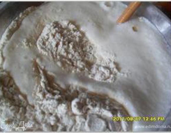 Взять кефир, подогреть на медленном огне, чтобы не свернулся, положить соду, и яйца, взболтать до получения густой пены и начинать месить тесто сначала с кефирной массой.