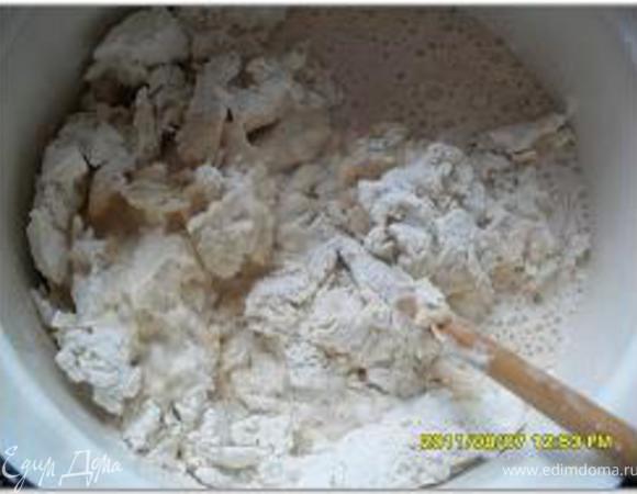 Затем тщательно перемешав дрожжи в банке доливать понемногу, месить тесто.