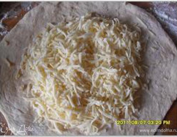 Разделить тесто на 4 части. каждую часть раскатать в лепешку (скалкой или растянуть руками), смазать сливочным маслом, выложить начинку.