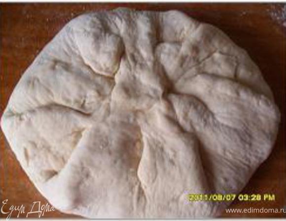 Края завернуть к центру и прокатать скалкой, чтобы получилась лепешка.