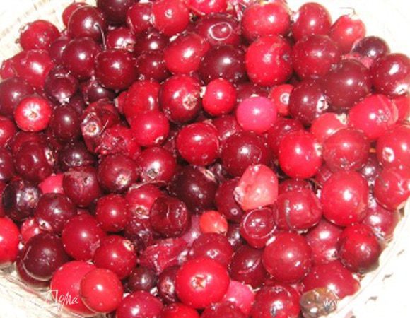 Клюкву промыть, дать стечь воде,