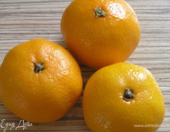 Мандарины вымыть со щеткой, очистить от кожуры (не выбрасывать).