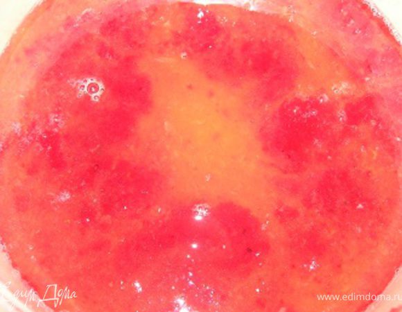 Выжать сок из мандаринов, добавить к клюквенному.