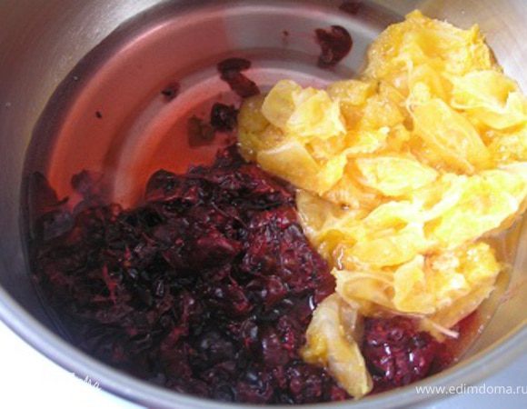 В небольшую кастрюльку налить воду, добавить жмых от клюквы и мандаринов,