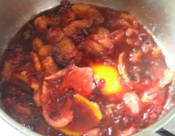 Поставить на огонь, довести до кипения, варить около 5 минут.