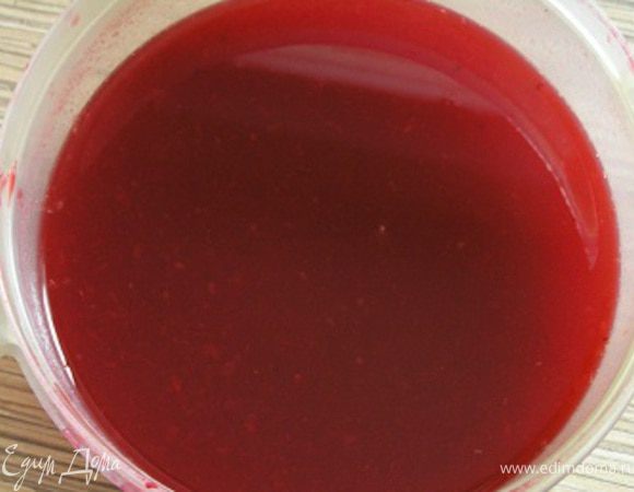 Процедить, остудить, добавить выжатый клюквенно-мандариновый сок.