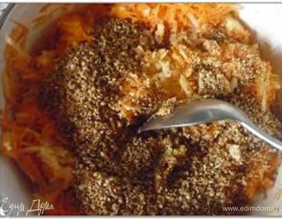 Целые орехи опустить в кипящую воду, продержать 2 минуты, откинуть на сито, обдать холодной водой и очистить от кожицы. Миндаль обжарить на сковороде без жира до золотисто-коричневого цвета. Добавить в морковь с яблоками обжаренный миндаль.