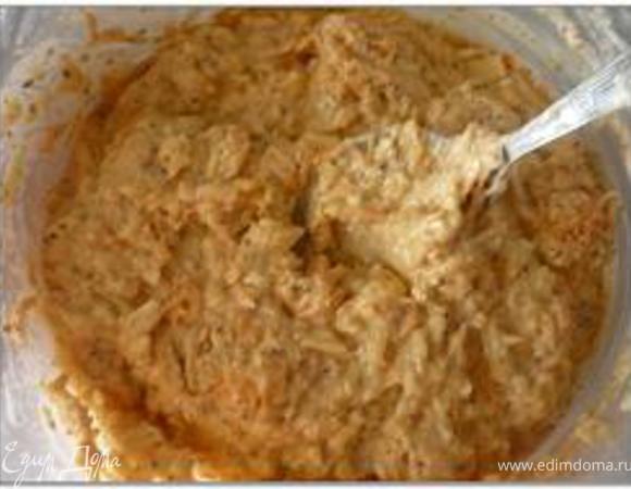 Топленое масло взбить с сахаром, ванильным сахаром, солью, сливками и яичными желтками пока не растворится сахар. Муку смешать с крахмалом и разрыхлителем и просеять в яичную массу и перемешать. Добавить
морковь с яблоками и орехами.