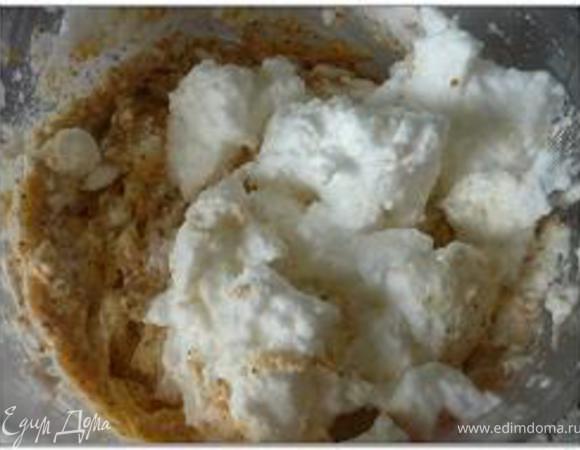 Яичные белки взбить до устойчивых пиков и аккуратно добавить в тесто.