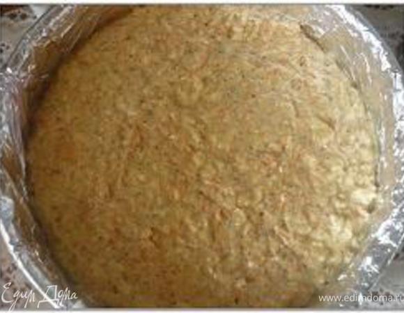 Форму диаметром 24 см смазать жиром и выложить тесто.