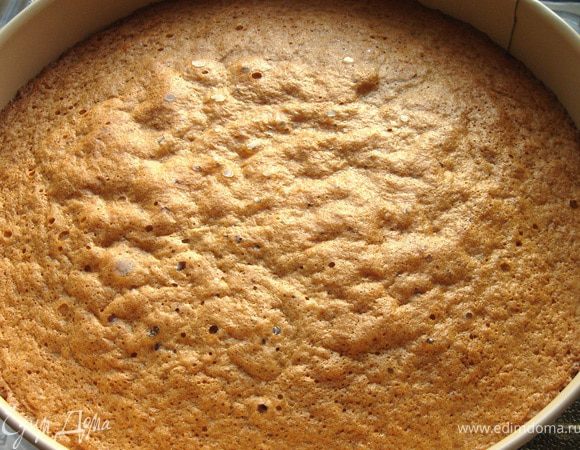 Грецкие орехи смолоть в блендере с мукой.Яйца взбить с сахаром и ванилином в крепкую пену.Аккуратно вмешать мучную смесь во взбитые яйца.Если вы не уверены в своём бисквите,то можно добавить разрыхлитель.Поместить тесто в промасленную форму 24-26 см в диаметре.Выпекать при t 180*C около 40 минут.Остудить.