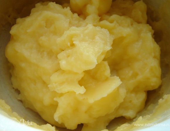 Варим заварной крем.Молоко нагреть;сахар,крахмал и ванилин смешать в отдельной посуде,затем добавить желтки и хорошо всё перемешать.Смесь будет густой.Тонкой струйкой влить в яичную смесь горячее молоко,хорошо перемешивая.Заварить крем на медленном огне,постоянно помешивая.Крем получится густым.Остудить.