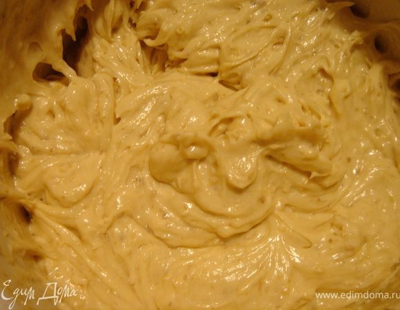 Заварной крем взбить со сливочным маслом,постепенно добавляя коньяк,мёд,грецкие орехи и сахарную пудру.Количество сахара регулируйте по своему вкусу.